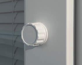 VÄDRING För vädring kan fönstret utrustas med vädringsfönsterbeslag, vilket gör det lätt och säkert att öppna och stänga fönstret eller ventilationsöppningen med ett vred.
