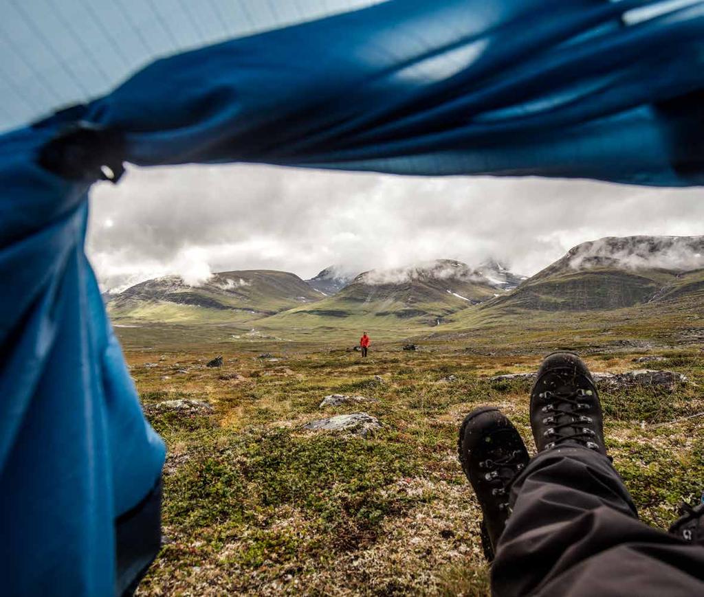 Stuor Reaidávággi, Lappland. Lämnar du Kungsleden har du ett oändligt antal dalgångar att utforska. Med ett tält i ryggsäcken blir de avlägsna delarna av fjällen ditt hem.