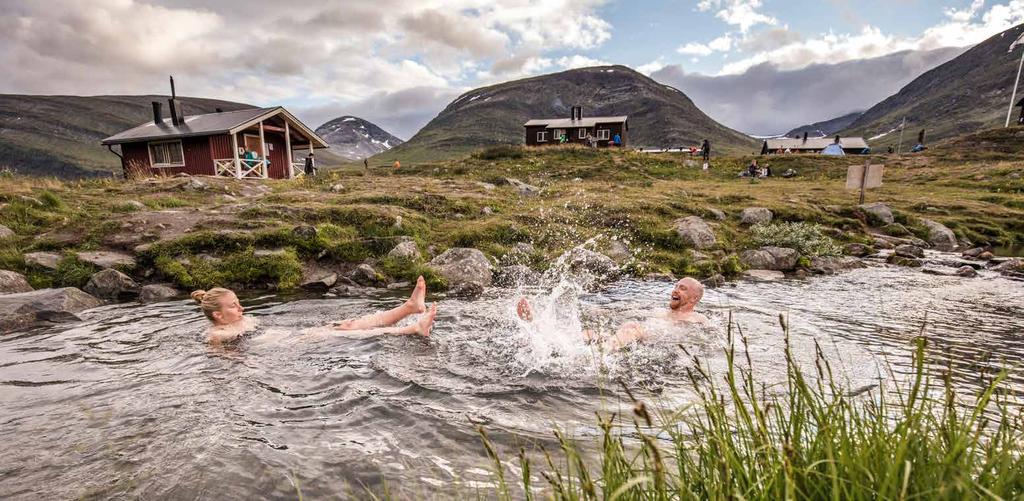 Sälka, Lappland. Modig nog för en simtur? I själva verket är det mest ett snabbdopp i femgradigt vatten. Det kräver en hel del mod och en varm bastu att springa till.