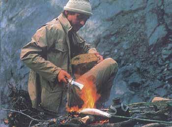 Fjällrävens första jacka lanserades 1968 och döptes efter expeditionen. Den blev snart populär bland klättrare som uppskattade huvan, fickorna och det starka, vädertåliga materialet.