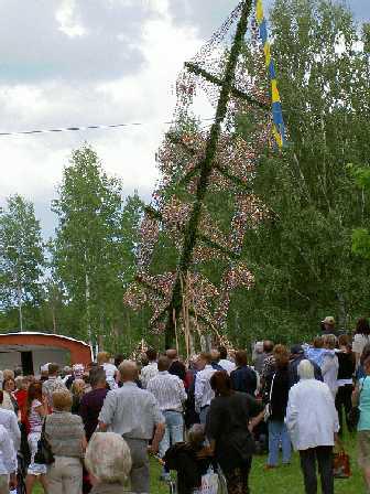 Ringdans med ledare och musikant. Kl. 13.00 leker vi olika lekar som bollkastning och fiskedamm. Häst med lövad skrinda kör barnen en åktur. Servering och lotteri. Varmt välkomna!