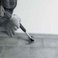 Avlägsna tejpens skyddspapper. Lägg ner mattan och gnid fast. 9. Förslut fogen med fogvätska typ A (se punkt 7). Springan mellan matta och vägg täcks med golvsockel eller smyglist.
