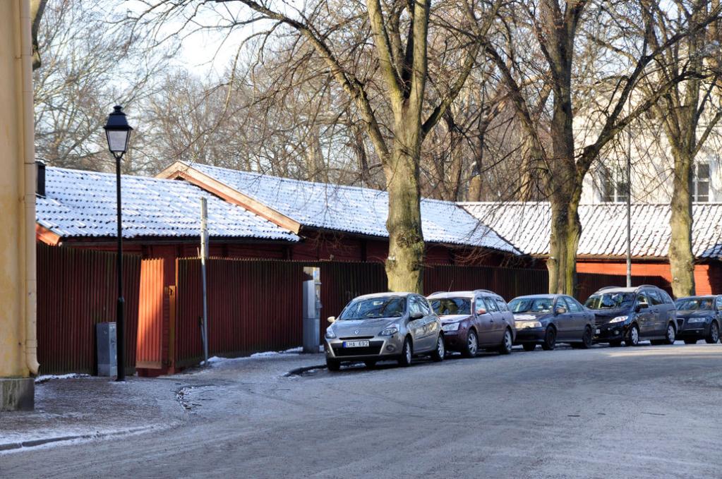 Fönstren är rektangulära, med två lufter och två rutor i varje båge.