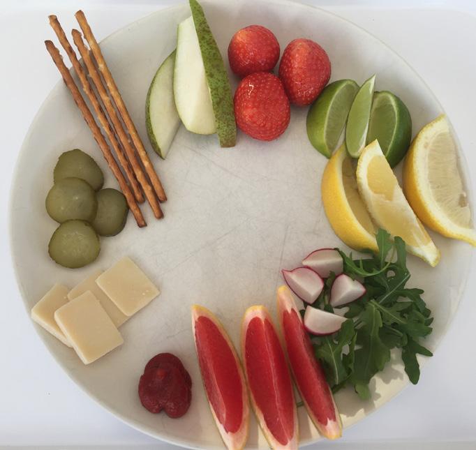 Låt barnen göra en grundsmakssmörgås vid mellanmålet! Använd smörgåsen som ansikte och lägg på pålägg, frukt och grönsaker som ögon, näsa, hår och mun. Som hår kan man ha krasse, selleri eller sallad.