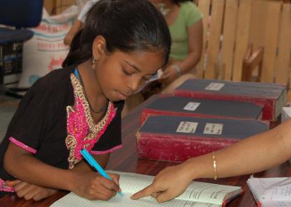 INDIEN Delhi Council for Child Welfare utbildning åt barnen i Delhis slum Interpedias fadderprogram stöder skolgång för barn från fattiga familjer.