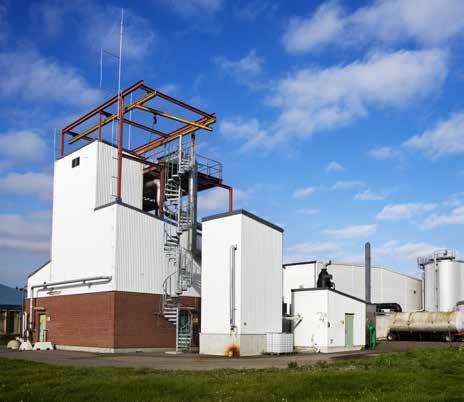 18 EKOLOGISK HÅLLBARHET Biogasanläggningen på Gryta. Till vänster i bild ses uppgraderingsanläggningen för biogas. Till höger syns den runda rötkammaren.