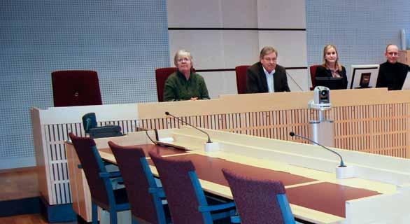 domare domare protokollförare kärande Foto Åse Magnussen Hur går det till i tingsrätten vid en huvudförhandling? Vad händer i rättssalen? Tingsrätten kallar in parterna till rättssalen via högtalare.