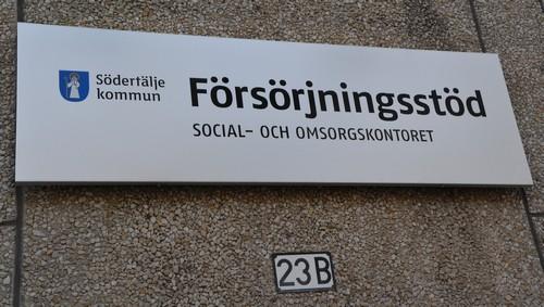 Men jag vet att det jobbas mycket för att de inte ska in på försörjningsstöd utan att många ska komma ut på skolor och jobb istället, säger hon. Förra gången prövades socialsekreterarna hårt.