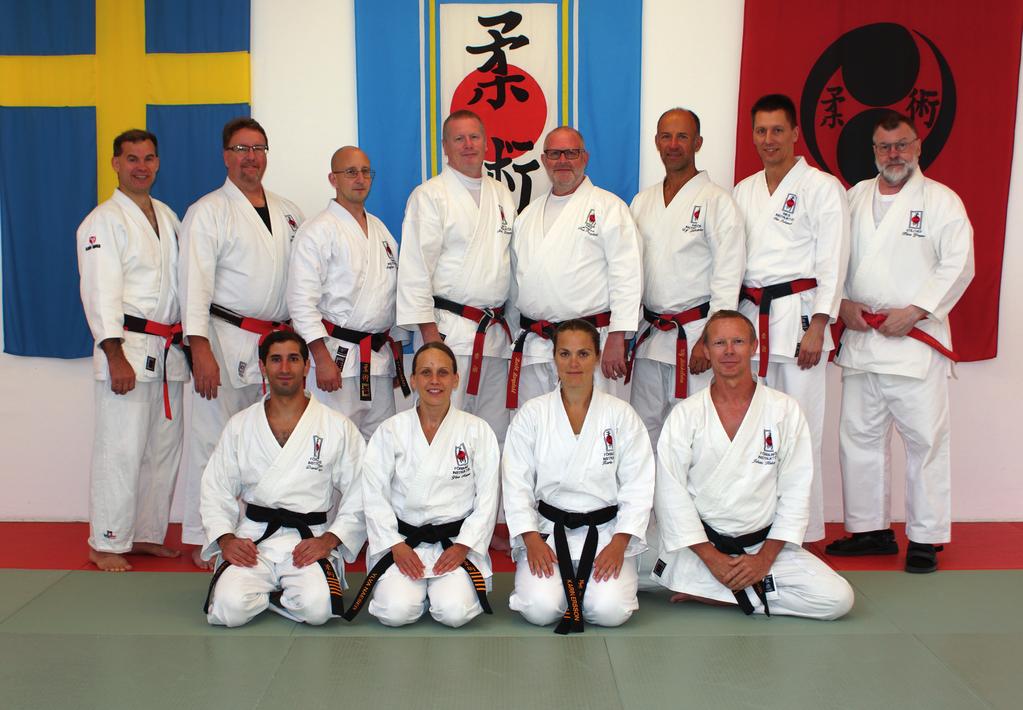 atemi waza och randori Stående: TK-ordförande Tony Hansson, Hans Brändström, Stefan Forsman, Anders Bergström, Bertil Bergdahl, Ulf Bäckström, Ola Johanson, stilchef Hans Greger.