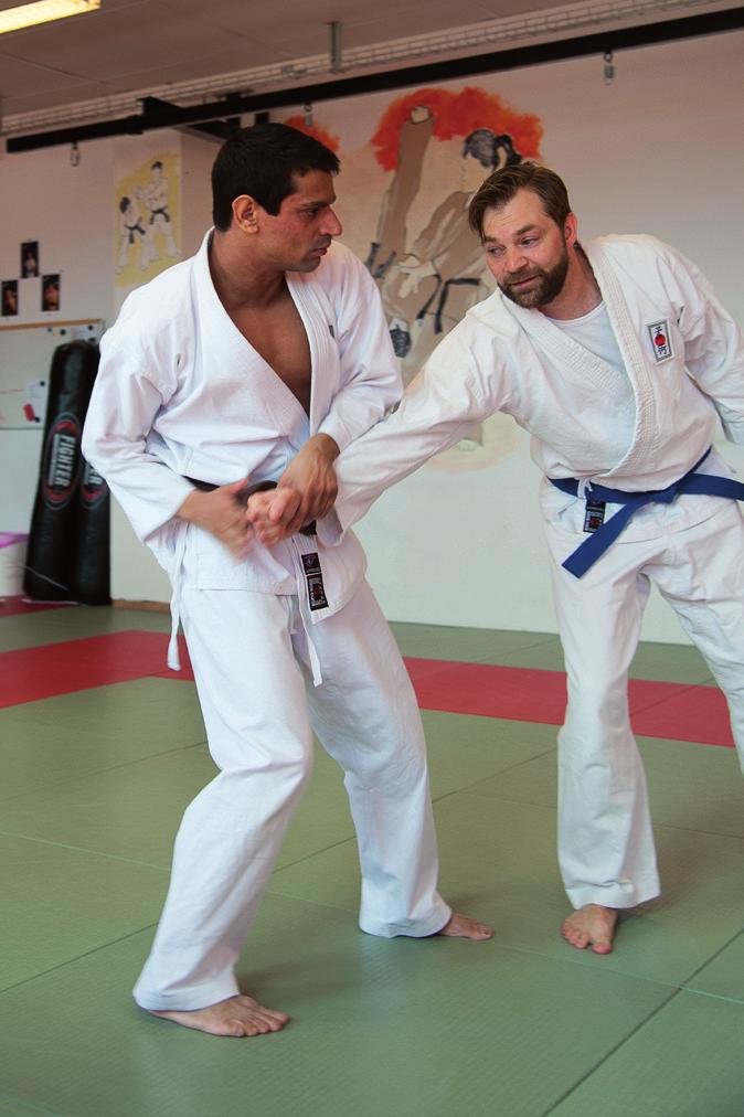 Det var 30 taggade själar på väg mot nästa grad, som radade upp sig på mattan i Eslövs dojo. Det var en riktigt utmärkt dojo för ändamålet.