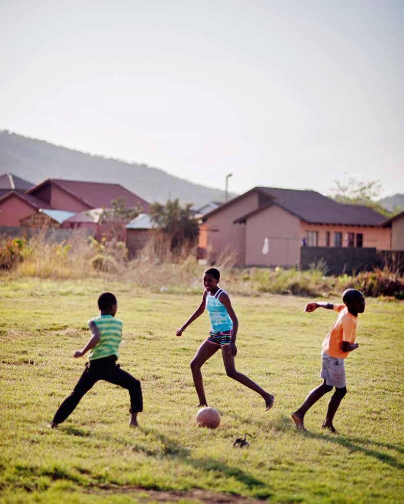 På gräsplanen intill SOS Barnbyars familjehus i sydafrikanska Rustenburg spelar traktens barn fotboll tills solen går ned på kvällarna.