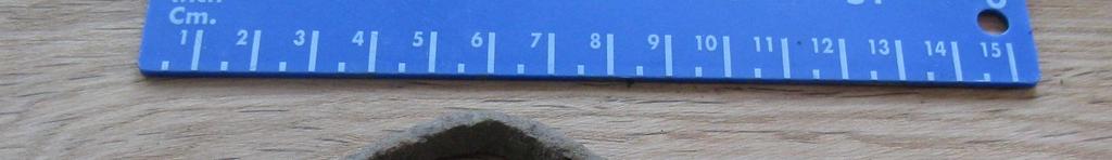 2011 års fragment från Fjäle myr var vinklat och hade ögla (se fig. 2). Fig. 2. Möjlig del av armborstspännare, F 96, från 2011 års undersökning.