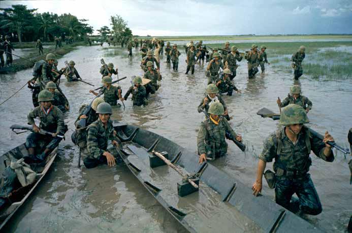 LARRY BURROWS/THE LIFE PICTURE COLLECTION/GETTY Sydvietnamesiska soldater vadar genom vattenfyllda risfält i jakt på gerillan. 1960-tal.