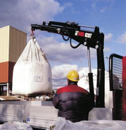 HIAB 026 T kan levereras med upp till tre hydrauliska utskjut, men dessutom utrustas med manuella utskjut och därmed nå nästan sex meter.