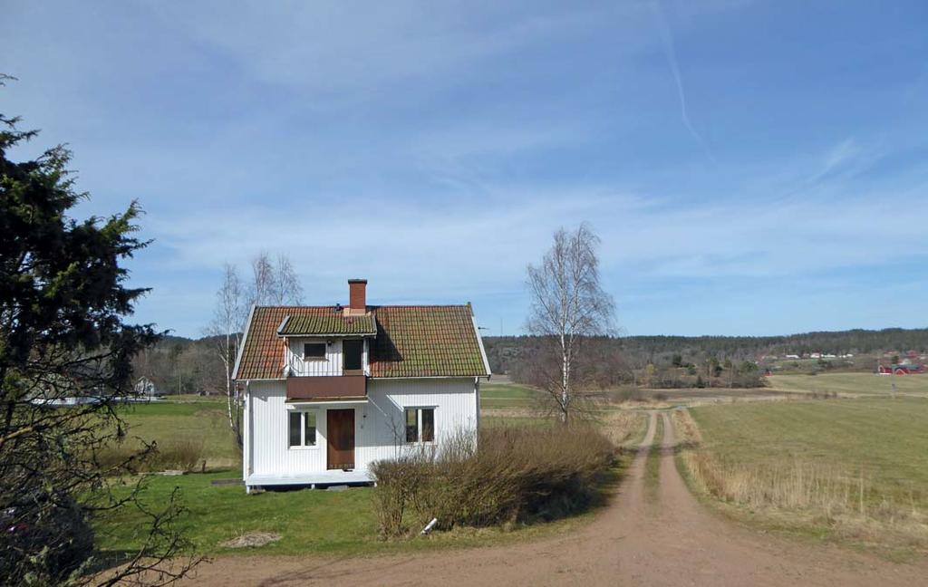 VÄGBESKRIVNING VÄGBESKRIVNING Fastigheten är belägen på norra Orust strax öster om Henån se bifogade kartor. Från Henån (väg 164) kör Torpvägen mot Slussen.