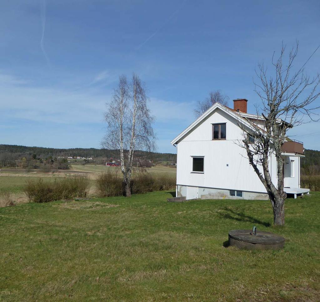 GÅRD NÄRA HAVET Mindre gård i vackert och soligt läge. Äldre boningshus där investeringar gjorts i dränering, avloppsanläggning samt renovering av kök.