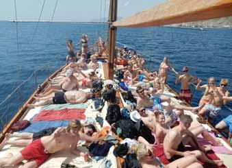 Här är det sommar året runt och man väljer mellan lugna dagar eller extraturer till Petra (se s. 7) och båtkryssning på Röda Havet.