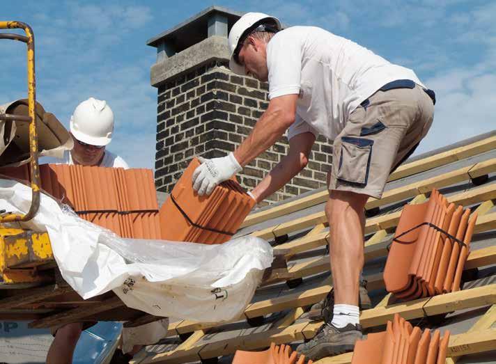 Renovera ditt tak Gör det själv 5 enkla steg! 1 Ta bort de gamla takpannorna, läkt och underlagstak. 2 Lägg nytt underlagstak. 3 Montera ströläkt och bärläkt där avståndet anpassas till pannorna.