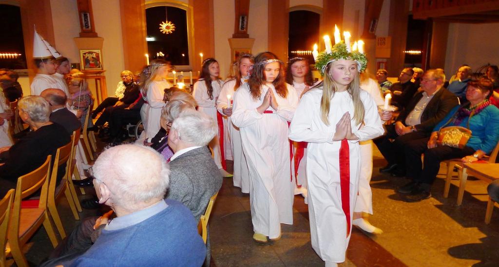 Strokeföreningens Julfest med Lucia ** Julfest med Lucia för Strokeföreningen och Afasiföreningen * Flämslätt torsdagen den 7 december 2017 * Program: 15.00 Kaffe och kaka i Vallesalen 16.