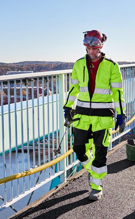 2 Komplett leverantör med fokus på den professionella användaren Swedolkoncernens verksamhet bedrivs genom butiks- och e-handel skoncepten Swedol, Grolls, Univern och Nima.