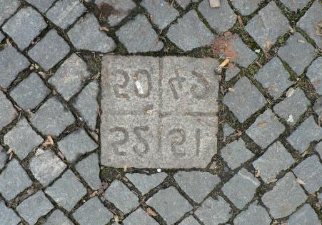 På en sträcka på östra sidan av torget finns den gula höganäsklinkern bevarad.