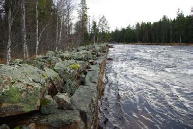 Där har Länsstyrelsen bekostat stora restaureringsåtgärder av kilstensmurarna i vattnet. Restaurerad flottningslämning i Linsellborren, Härjedalens kommun. Foto: Länsstyrelsen Jämtlands län.