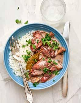 familj v 12 Coq au vin cirka 40 min b Näringsinnehåll/portion: Energi: 2919 kj/ 698 kcal. Protein 37,4 g. Fett 34,6 g. Kolhydrater 56,0 g.