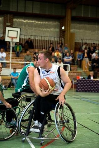 Guldklubbens femte stipendiat Joakim Lindblom 19 år, basket Motivering: Strålande spel och avgörande insatser vid EM i