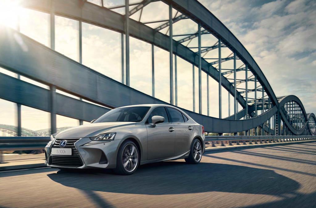 LEXUS IS DESIGN MODET ATT STICKA UT. LEXUS SPORTSEDAN DRAR GARANTERAT BLICKARNA TILL SIG I SIN DJÄRVA SKEPNAD.