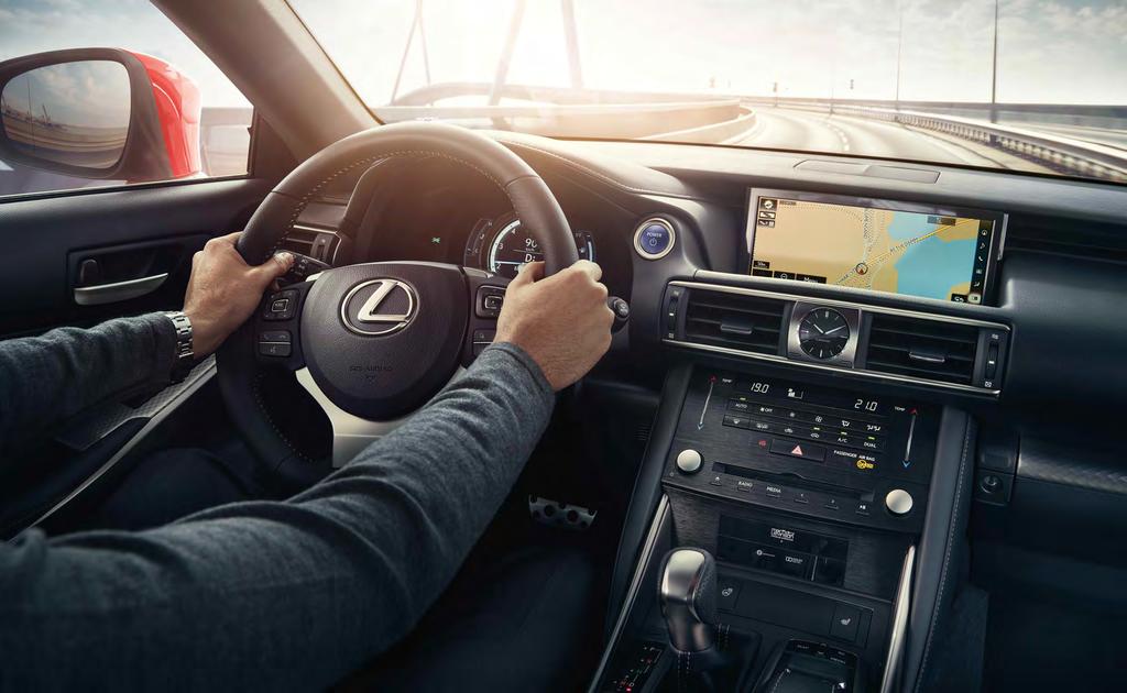 LEXUS IS AVANCERAD KÖRDYNAMIK MED PERFEKT KONTROLL. EXAKTA KÖREGENSKAPER OCH SÄKERHET I VÄRLDSKLASS.