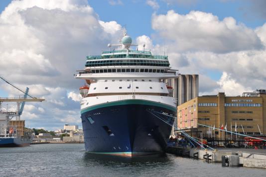 Stadsgården. 2015.06.12. Mein Schiff 5 vid Frihamnen. 2016.08.09.