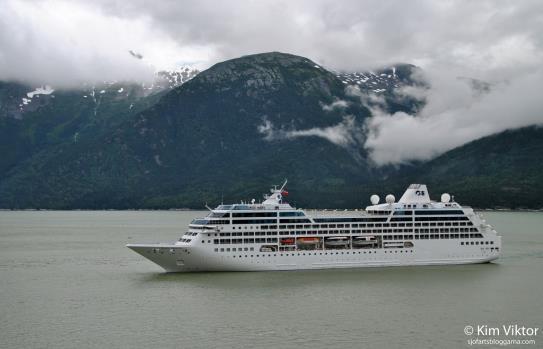 meter GT: 90 901 Passagerare: 2092 Pacific Princess i Skagway, Alaska. 2015.07.09. Prinsendam vid Stadsgården.