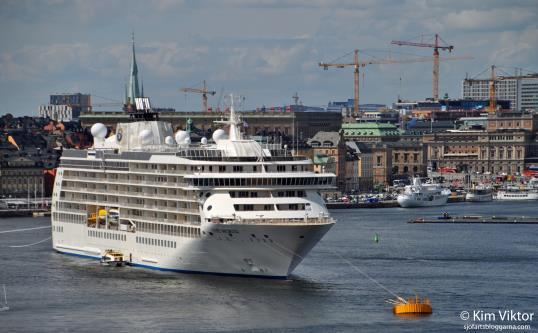 Seas Voyager passerar Vindö. 2016.08.02. Silver Wind vid Skeppsbron.