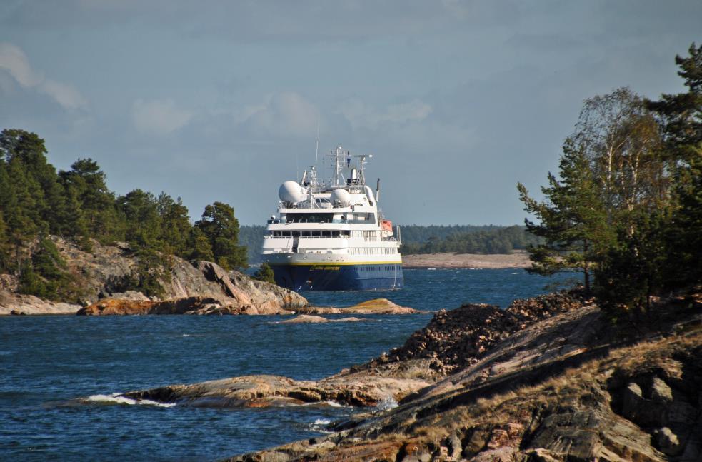 Stockholms hamn Kryssningsfartygen i Stockholm lägger till vid Stadsgården (på Södermalm), Skeppsbron (mitt i Gamla stan), på Strömmen (fartygen ligger för ankrad, passagerarna körs in med tenderbåt)