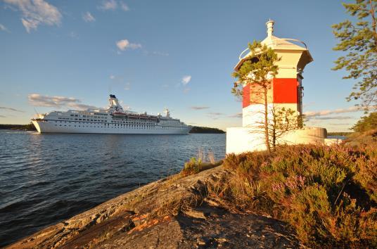 Tidigare namn: Athena, Stockholm m.fl. Amadea passerar Elfvik. 2015.08.03. Arcadia passerar Elfvik.