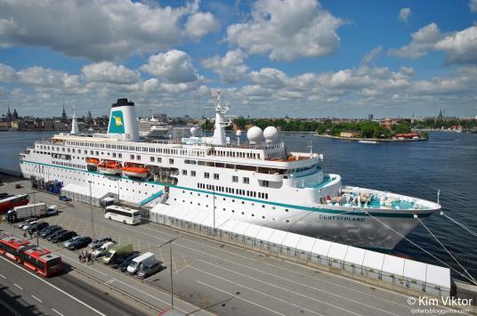 avgår Frihamnen. 2016.06.23. Deutschland vid Stadsgården. 2016.06.20. Disney Magic anländer till Frihamnen.