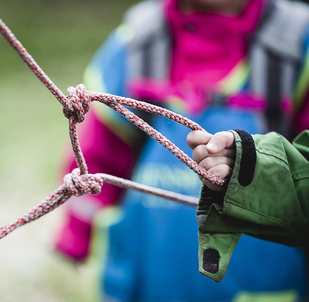 Minst en dag i veckan har vi utflyktsdag då vi oftast tar med oss lunchen ut. Vi tar oss gärna till skogen för att kunna arbeta med lärande inom naturvetenskap och läroplanens övriga områden.