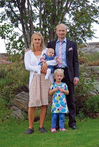 En kylig höstmorgon med strålande sol kommer hela familjen till Grundsunds församlingshem för att berätta hur det är att döpa sitt barn. Vi sätter oss i barnrummet med en kopp kaffe.