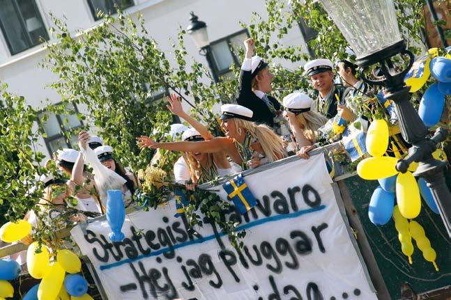 litligt kommunikationssystem ifall någonting händer. Om mobiltelefon används måste samtal vara uppkopplat under hela färden. En walkie-talkie är att föredra. 9.