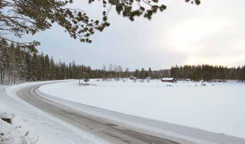 I delen närmast Malå finns flertalet fastigheter nära vägen, se figur 1.