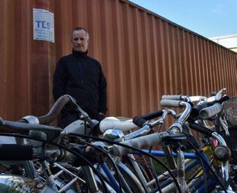 Ronny Åkerström vid en del av de cyklar som nyligen tagits om hand av ABK:s fastighetsskötare. Tac Song har jobbat på Cykelomsorgen i många år och är en skicklig mekaniker.