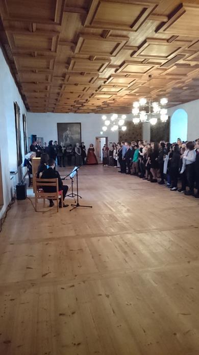6c på självständighetsfesten på Åbo slott Vi i klass 6c och vår klasslärare Michaela och Henrik som hjälpte till, fick en inbjudan till självständighetsfesten på Åbo slott. Vi var glada och nervösa.