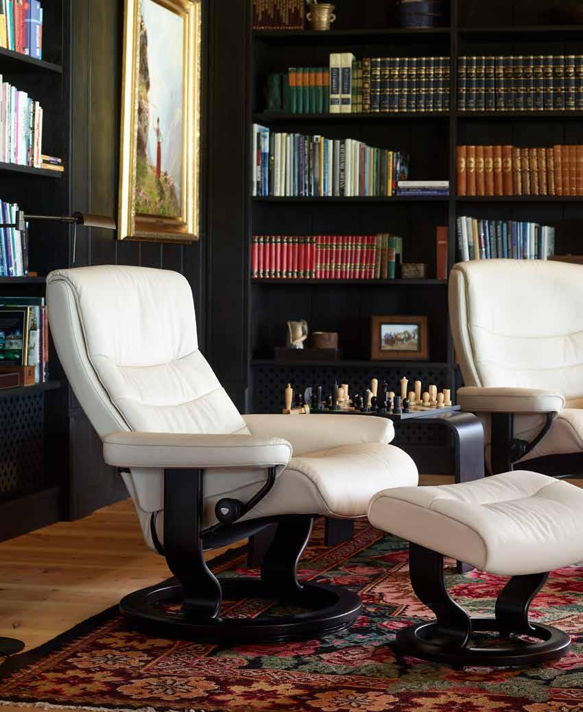 32/33 Stressless Nordic (M) Classic och Stressless Nordic (L) Classic visas i Batick Cream/wenge.