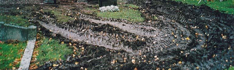 På grund av det omfattande regnandet blev återställningsarbetet krävande. Bilden är tagen från öster. (Foto U. Alström.