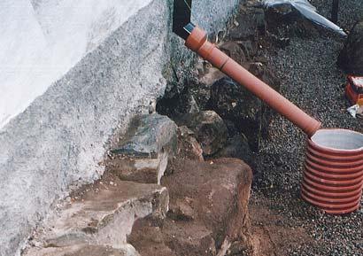 Figur 12. Den äldre kyrkans sydöstra hörn från väster. (Foto U. Alström.) Det är relativt säkert att den äldre kyrkan varit orienterad i VNV-ÖSÖ riktning.