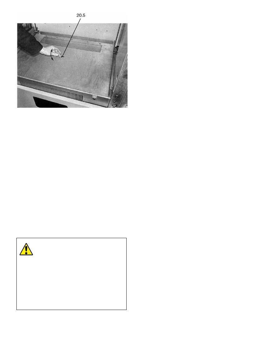 Fig 170:Mellandel med utrustning för forcerad ventilation. Kontroll att flärpen som indikerar luftströmmen av fläkten kan röra sig obehindrat. 20.