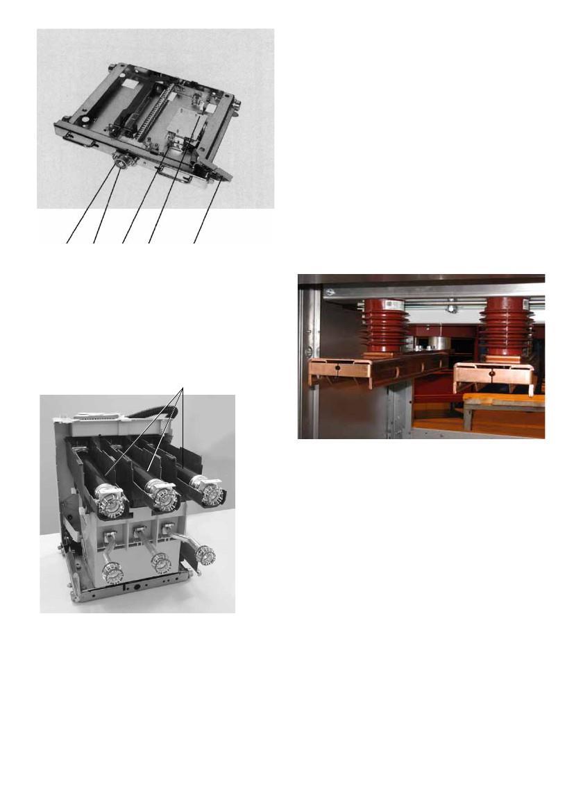 3.3.4 Cell för kabelanslutning Kabelcellen innerhåller strömtransformatorer 7, fast monterade eller utdragbara spänningstransformatorer 8, jordslutare 6, (Fig 2).