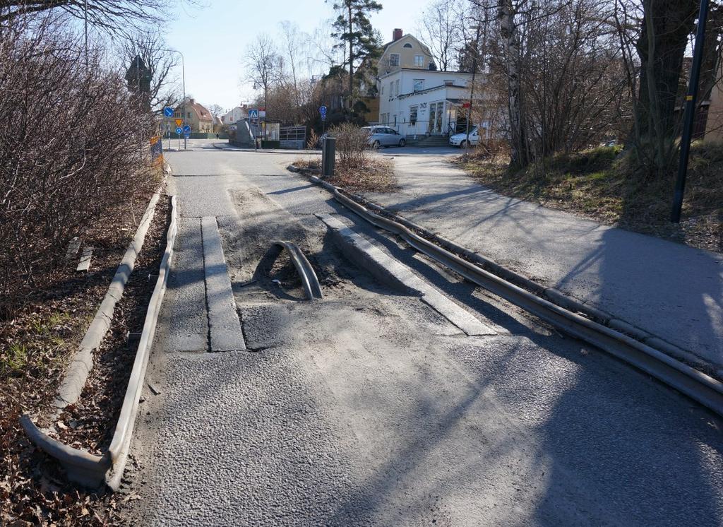 7(5) SL-S-19795 10.5 Väghålor Väghålor är skonsamma för bussarna eftersom de kan grensla hålan och alltså inte berörs i så stor utsträckning av den.