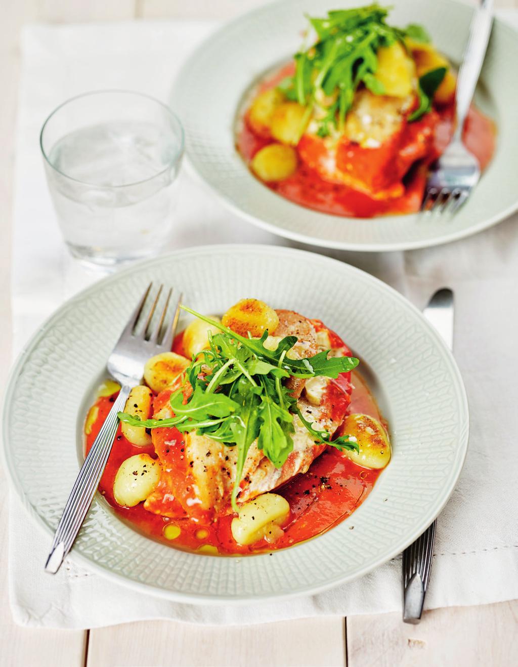 Färskostfylld kyckling med gnocchi cirka 30 min b Näringsinnehåll/portion: Energi: 2596 kj/ 612 kcal. Protein 47,1 g. Fett 20,1 g. Kolhydrater 59,6 g.