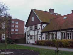 fastighet: NIORDER 7, hus C. adress: Dammgatan 25. ålder: Ombyggt 1898 och 1957. Rune Welin (1957). användning: Bostad, bostadskomplement.